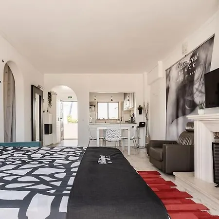 Апартаменти Oura White View 2 Min Walk Sea
